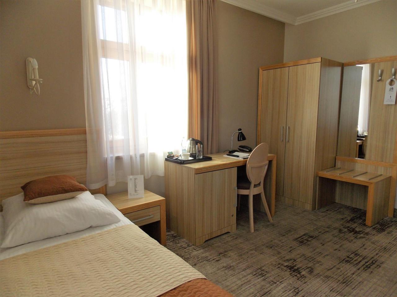 Hotel Gal Tarnow Extérieur photo